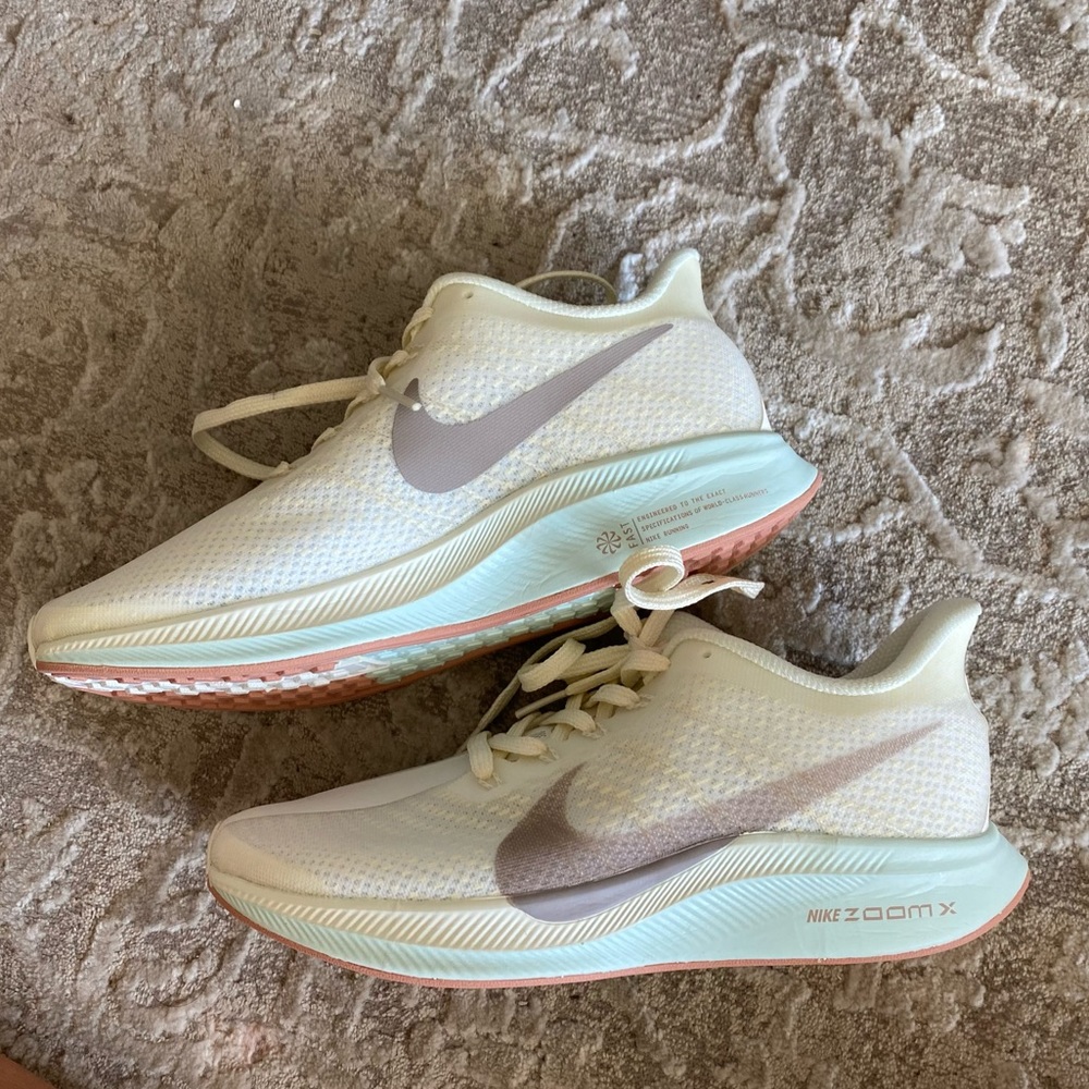 white nike pegasus